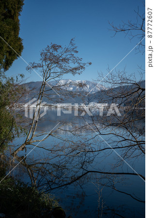 余呉湖の冬の風景｜滋賀県の美しい景色 87772607
