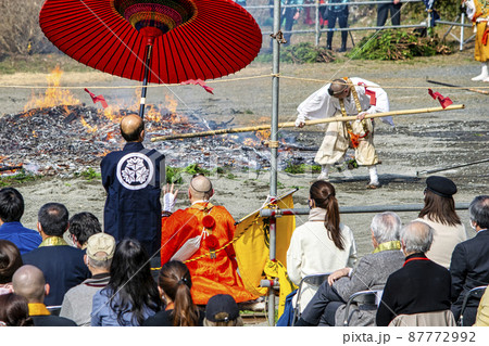 東京都　高尾山薬王院　火渡り祭 87772992