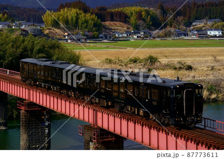 川内川の橋りょうを渡る特急はやとの風(キハ47+キハ147系) 川内川の橋りょうを渡る特急はやとの風(キハ47+キハ147系) 87773611