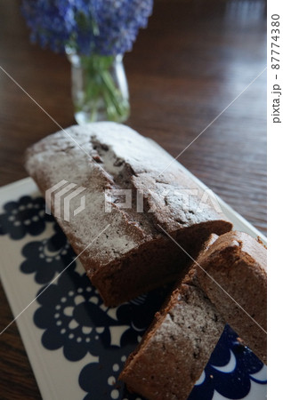 ガトーショコラとムスカリ 87774380