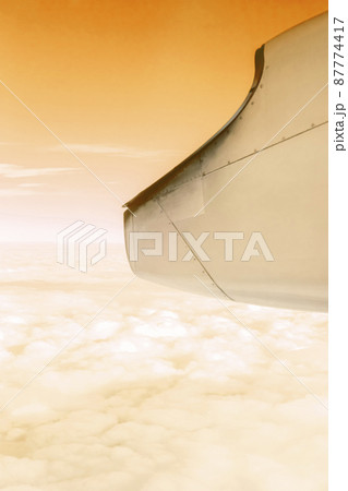 飛行機の窓から見えるすばらしい景色　オレンジの空 87774417