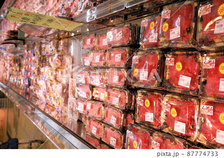市場の鮮魚売り場、刺身や寿司などを取り扱うスーパーマーケット 87774733