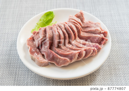 生の豚タン 87774807