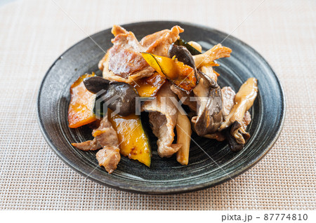 きのこと豚肉とかぼちゃの炒め物 87774810
