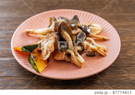 きのこと豚肉とかぼちゃの炒め物 きのこと豚肉とかぼちゃの炒め物 87774813