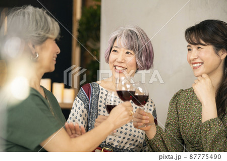 大人の女子会　イメージ　 87775490