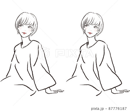 サウナに入る女性。ショートヘアでサウナポンチョを身につけている。座っている。 サウナに入る女性。ショートヘアでサウナポンチョを身につけている。座っている。 87776187