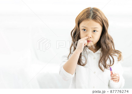 子供 女の子 鼻くそ 87776274