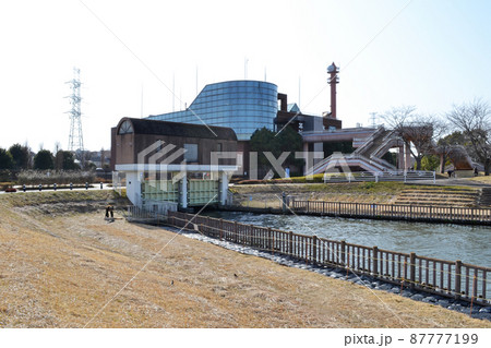 北千葉導水ビジターセンターと水門の景観 千葉県柏市にて 北千葉導水ビジターセンターと水門の景観 千葉県柏市にて 87777199