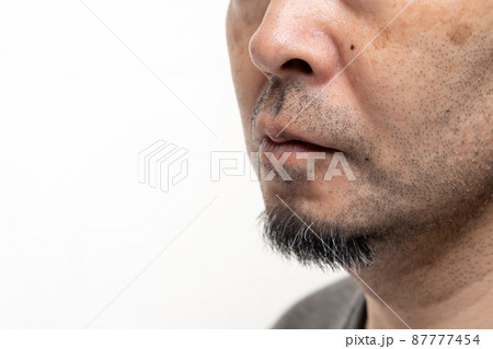 無精ひげのミドル男性 シミ 毛穴汚れ スキンケア 無精ひげのミドル男性 シミ 毛穴汚れ スキンケア 87777454