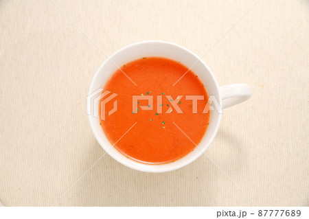 カップに入ったトマトスープ 87777689