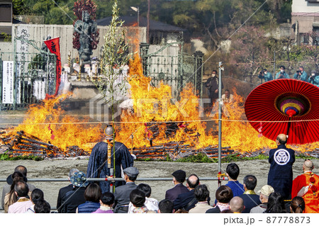 東京都　高尾山薬王院　火渡り祭 87778873