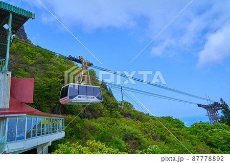 春の筑波山(女体山)の女体山駅から筑波山ロープウェイ方面を見る 87778892