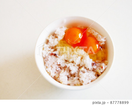 たまごはん② 至高の卵かけご飯】 ①卵を割って黄身と白身を別にする ②白身に白だし