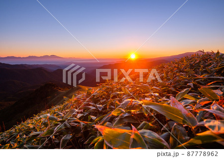 信州ビーナスライン・三峰山の夜明け 信州ビーナスライン・三峰山の夜明け 87778962