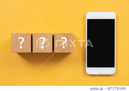 ハテナマークが書かれた積み木とスマホ 87779169