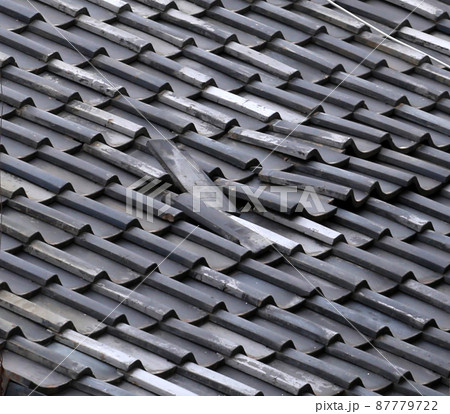 壊れた屋根瓦　雨漏り注意 87779722