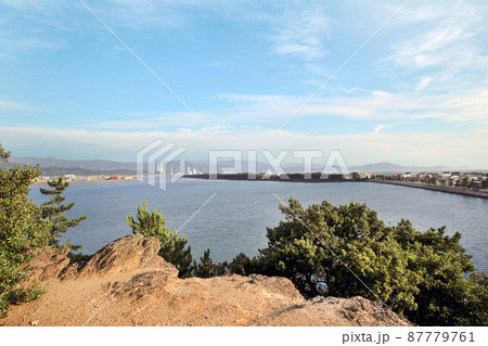 紀州 和歌の浦の絶景　妹背山頂上より片男波方面を望む 87779761