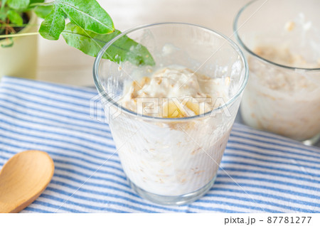 かきまぜたオーバーナイトオーツ材料 87781277