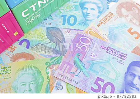 ニュージーランドドル紙幣と左上に置かれたコンテナ 87782583