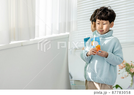 男の子 子供 飲料 87783058