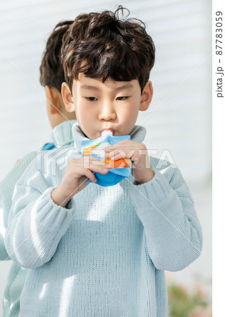 男の子 子供 飲料 87783059