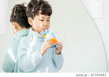 男の子 子供 飲料 87783063