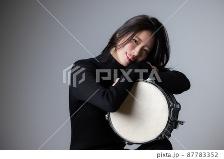 女性　ドラマー 87783352
