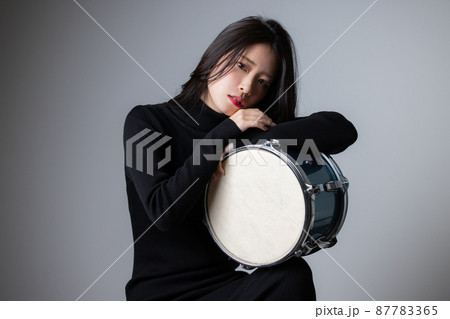 女性　ドラマー 87783365