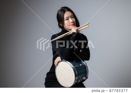 女性　ドラマー 87783377