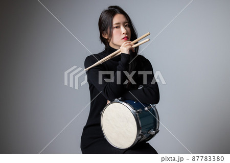 女性　ドラマー 87783380