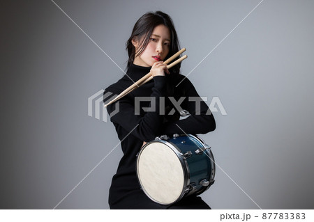 女性　ドラマー 87783383