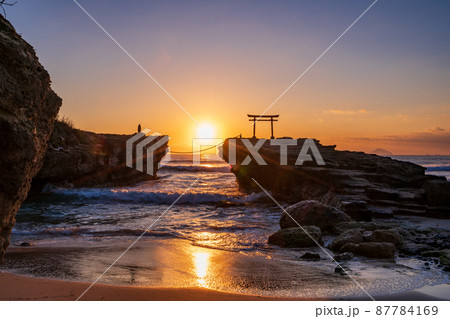 （静岡県）白濱神社・大明神岩の赤鳥居　日の出 87784169