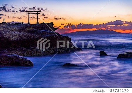 （静岡県）白濱神社・大明神岩の赤鳥居　日の出 87784170
