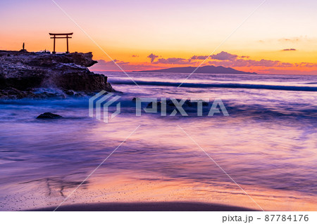 (静岡県)白濱神社・大明神岩の赤鳥居 日の出 (静岡県)白濱神社・大明神岩の赤鳥居 日の出 87784176