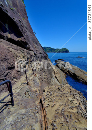 鬼ヶ城・鰐岩付近、岩に設けられた遊歩道をドキドキしながら進む・世界遺産・熊野・三重県熊野市(1) 鬼ヶ城・鰐岩付近、岩に設けられた遊歩道をドキドキしながら進む・世界遺産・熊野・三重県熊野市(1) 87784341