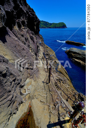 鬼ヶ城・鰐岩付近、岩に設けられた遊歩道をドキドキしながら進む・世界遺産・熊野・三重県熊野市(20) 鬼ヶ城・鰐岩付近、岩に設けられた遊歩道をドキドキしながら進む・世界遺産・熊野・三重県熊野市(20) 87784360