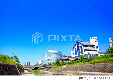 愛知県瀬戸市、瀬戸川と瀬戸市中心街の風景 愛知県瀬戸市、瀬戸川と瀬戸市中心街の風景 87784374