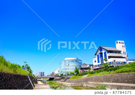 愛知県瀬戸市、瀬戸川と瀬戸市中心街の風景 87784375
