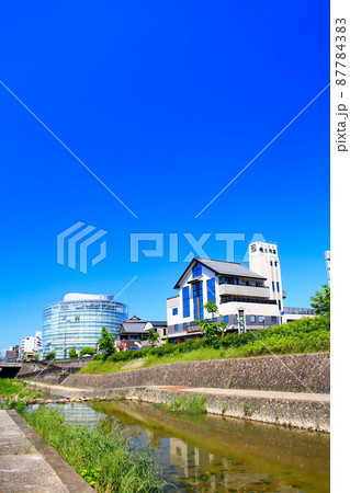 愛知県瀬戸市、瀬戸川と瀬戸市中心街の風景 愛知県瀬戸市、瀬戸川と瀬戸市中心街の風景 87784383