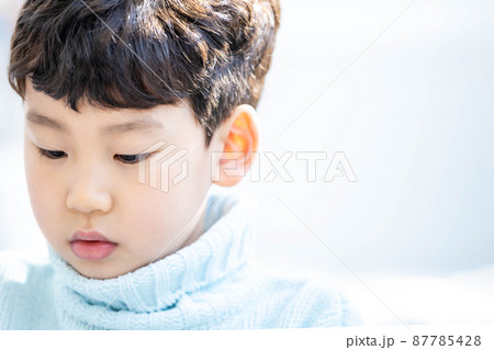 子供 男の子 表情 87785428