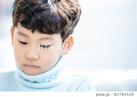 子供 男の子 表情 87785429