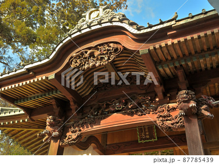 関東三大稲荷、白笹稲荷神社の拝殿の装飾を見上げた様子 87785439