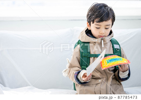 男の子 子供 リビングルーム 87785473
