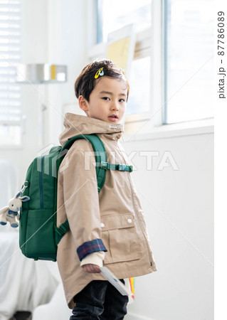 子供 男の子 登校 87786089