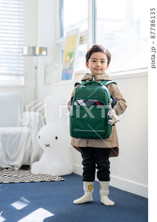 子供 男の子 登校 87786135