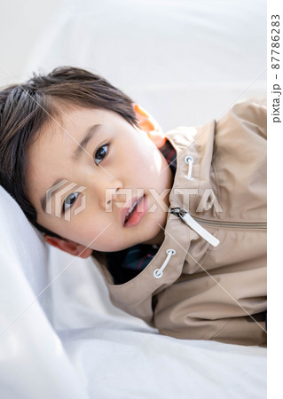 男の子 休息 子供 87786283