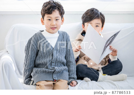 兄弟 男の子 リビングルーム 87786533