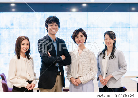 ビジネスパーソン　チーム　オフィス 87786554