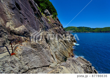 鬼ヶ城・猿戻りの垂直な断崖絶壁を行く遊歩道・世界遺産・熊野・三重県熊野市(6) 鬼ヶ城・猿戻りの垂直な断崖絶壁を行く遊歩道・世界遺産・熊野・三重県熊野市(6) 87786636